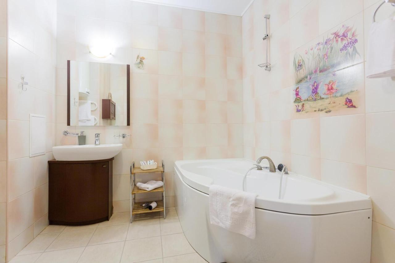 Navit Apartments With Breakfast, Near The Railway Station, The City Center, The Park Kiev Ngoại thất bức ảnh